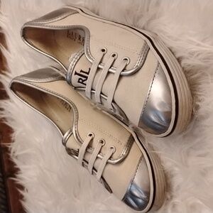 Ralph Lauren Women's Sneakers. Silver toe,  cream shimmer body. Logo. Size 8.
